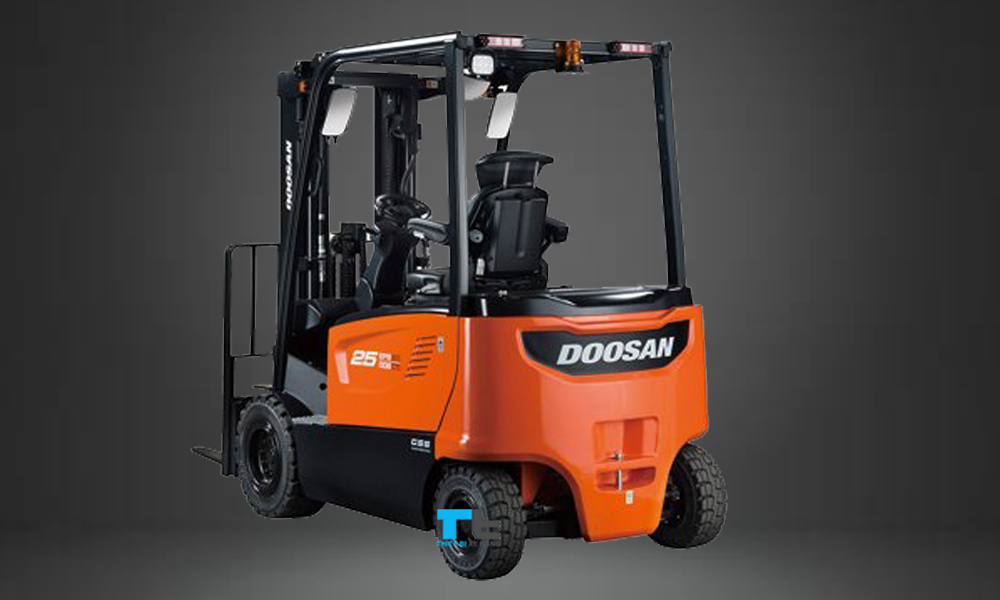 Xe nâng điện 2.5 tấn, 4 bánh, ngồi lái Doosan nhập khẩu Hàn Quốc